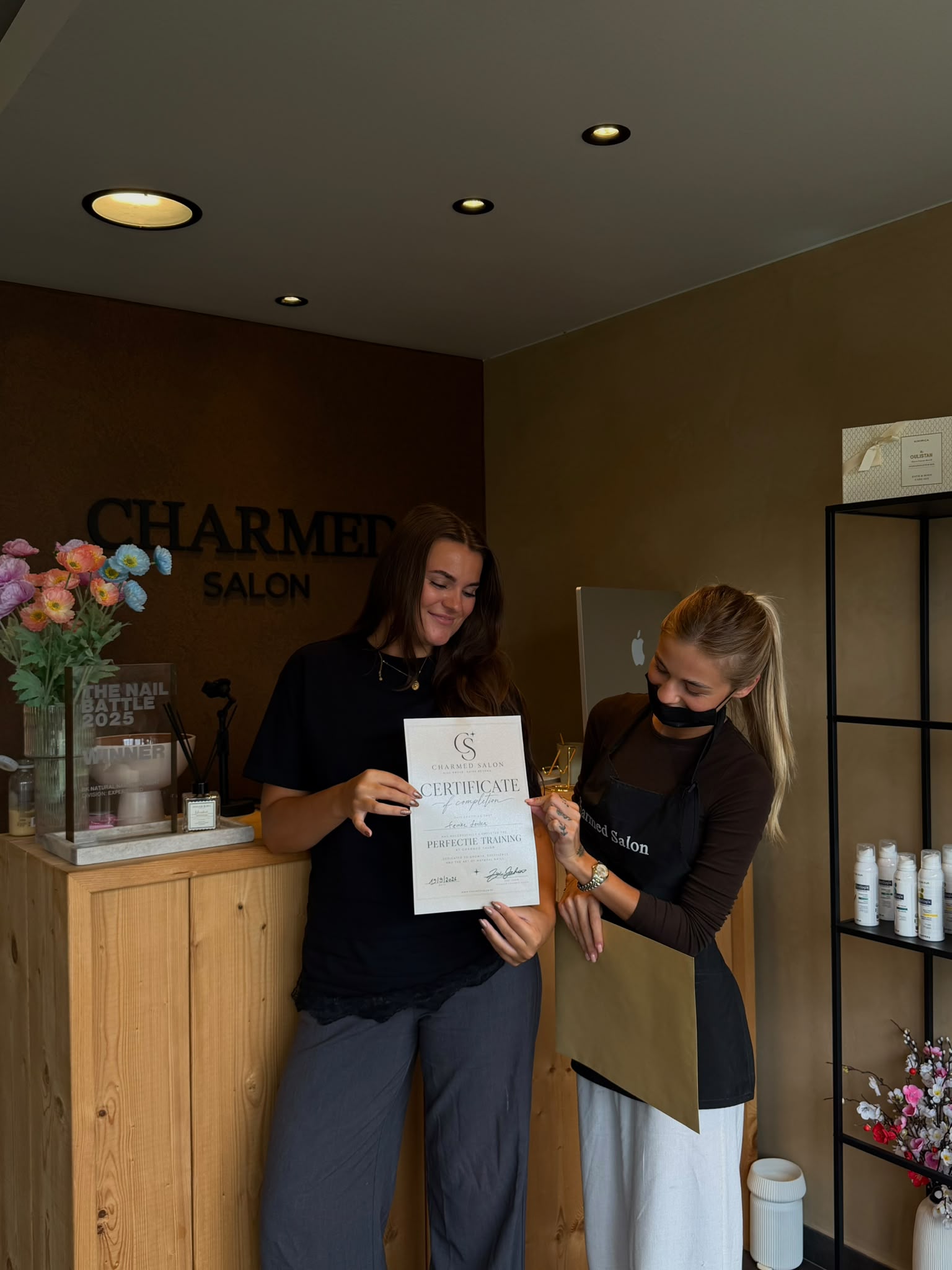 Femke ontvangt haar certificaat als nagelstyliste