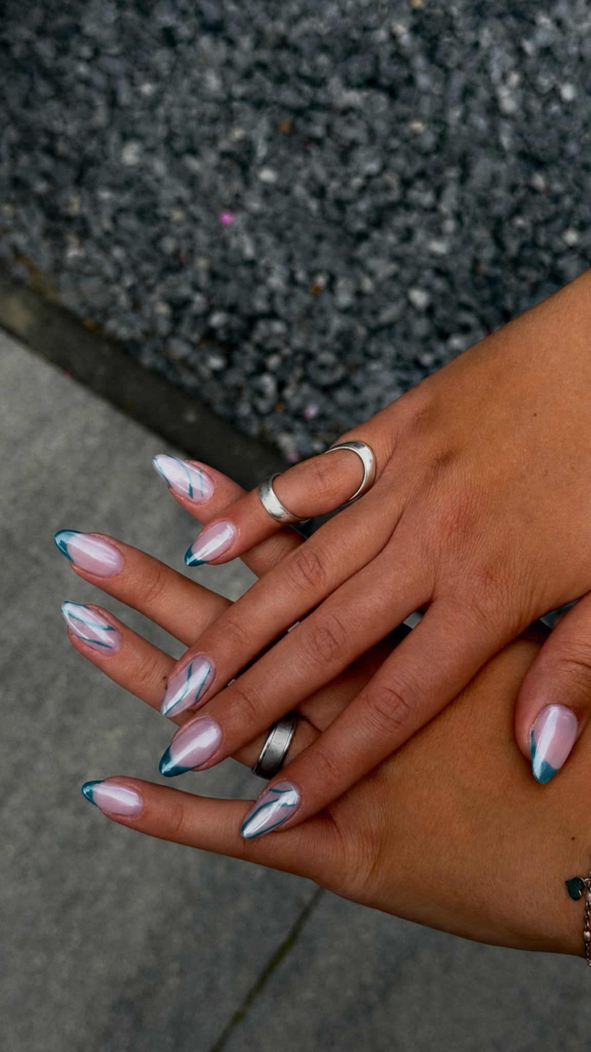 Roze nagels met blauw-witte French tips en lijnwerk
