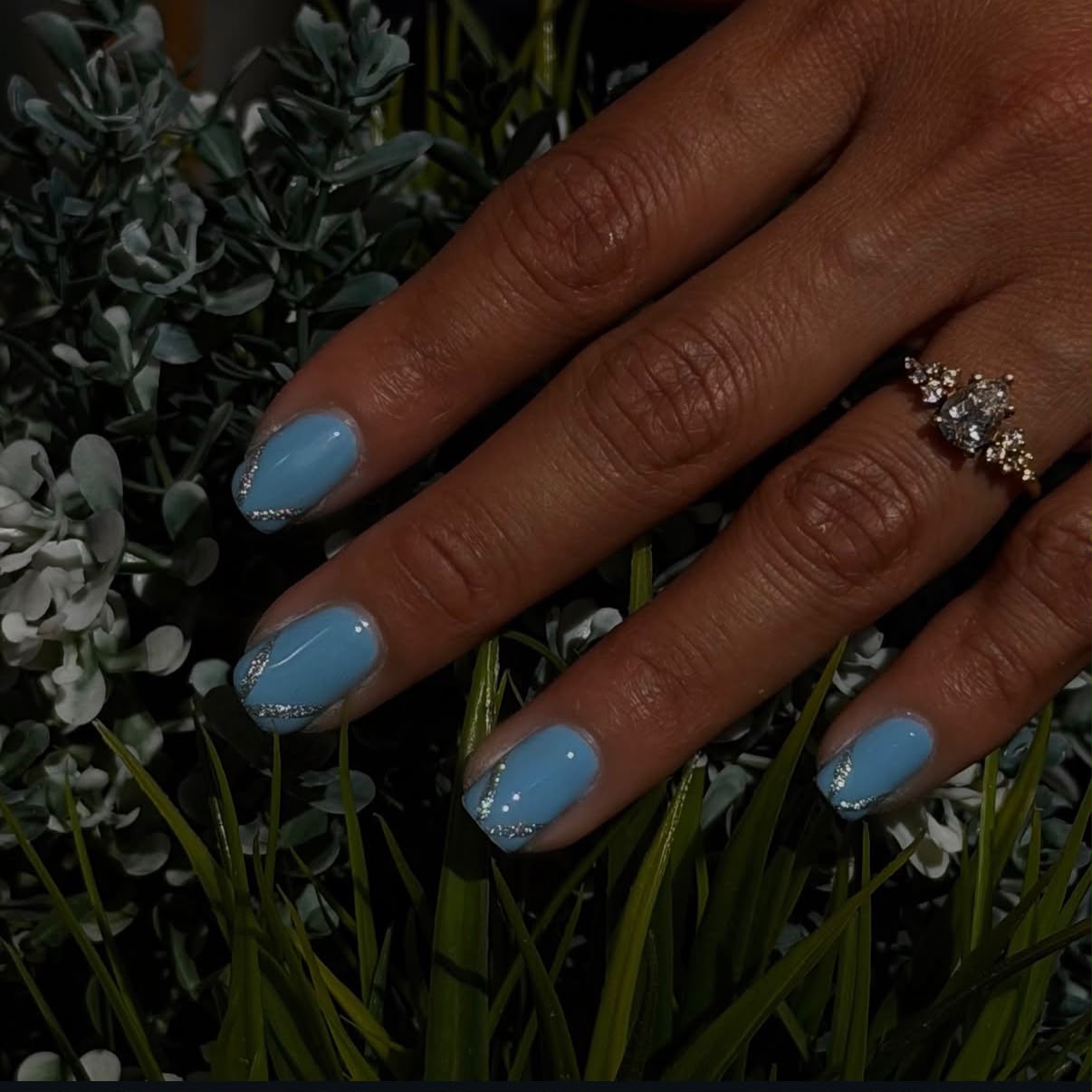 Blauwe nagels met zilveren details